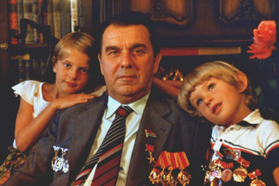 Владимир Дегтярев с внуками Аней и Володей