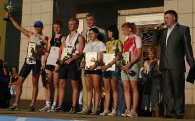 Награждение кубком городского головы  победителей соревнований по триатлону.