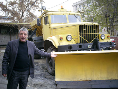 Владимир Лазутин демонстрирует свой не новый, но рабочий автопарк.
