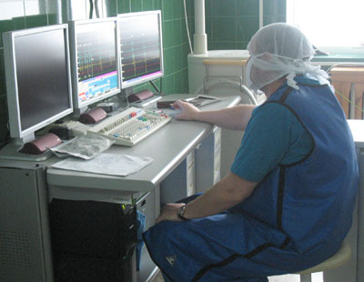 Во время операции АВ-узловой тахикардии врач может вести наблюдение с помощью электро-физиологической системы фирмы Philips.