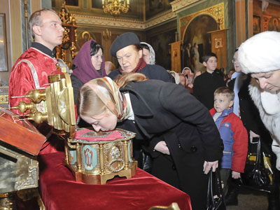 В Донецк привезли мощи святого Пантелеймона