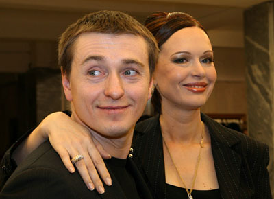 Даже когда Сергей Безруков смотрит на молоденьких красавиц, его жена Ирина уверена, что супруг от нее никуда не денется. Потому что у них - настоящая любовь!