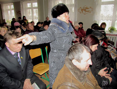 Татьяна Одинцова - прабабушка одного из учеников, настроена, как и все собравшиеся, стоять за школу до конца.
