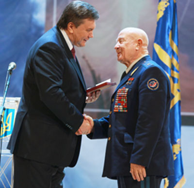 Виктор Янукович вручает орден Алексею Леонову.