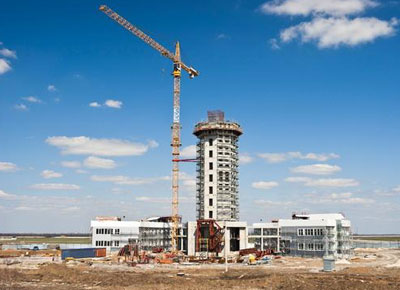 Новый терминал донецкого аэропорта уже практически готов. От первоначального проекта он отличается наличием башни.