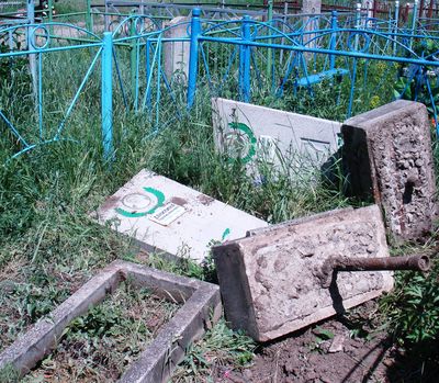 В ДНР мрази воюют с памятью, громя гражданские захоронения