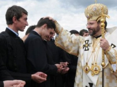 Десятки тысяч людей во Львове вышли помолиться за Папу Римского
