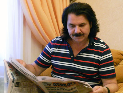 Павел Зибров прочел в газете Донбасс, как сейчас живет город Часов Яр, в который приехал с концертом. 