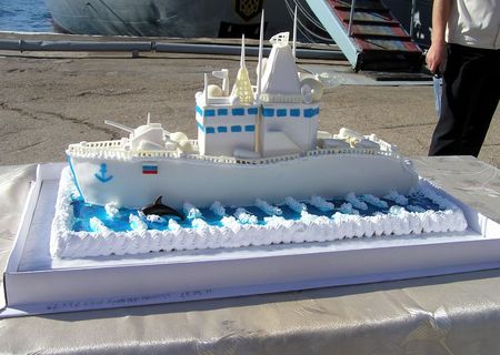 Украинские и российские военные моряки получили в подарок торт от донецких кондитеров.