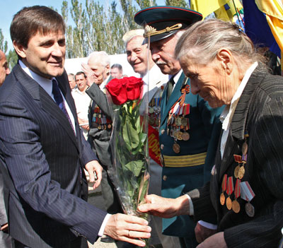 Губернатор Андрей Шишацкий сердечно поздравил ветеранов с Днем освобождения. 