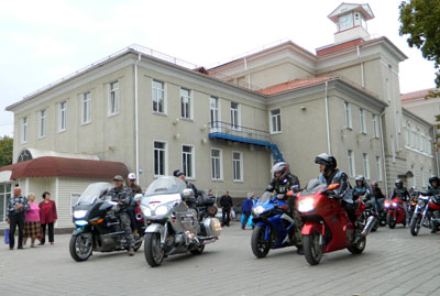 Более трех десятков байкеров собрались для закрытия сезона на площади под  городскими часами в Артемовске. 