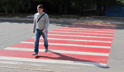 На пешеходных переходах Интернациональной и Пушкинской улиц Горловки нанесли красно-белые зебры.