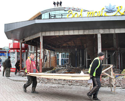 Возле железнодорожного вокзала Донецка начался снос торговых павильонов. 