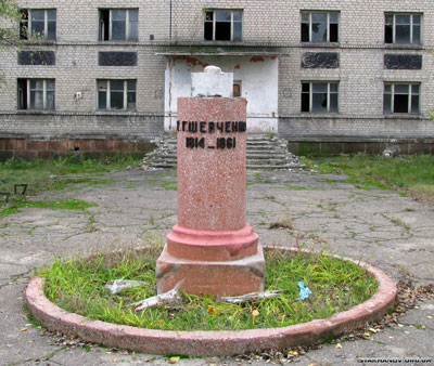в г. Стаханове Луганской области вандалы уничтожили памятник Тарасу Шевченко.