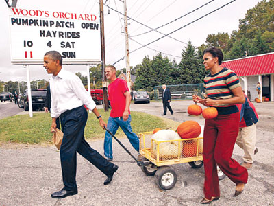 Президент США занялся приготовлением к Хэллоуину. Барак и Мишель Обама купили у фермеров в Виргинии сразу десять тыкв.