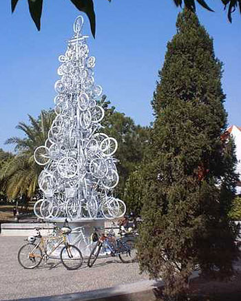 Новогодняя елка из велосипедов