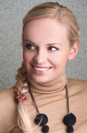 Екатерина Кащаева, политолог (окончила истфак Донецкого национального университета), вокальный стаж - 8 лет, не замужем