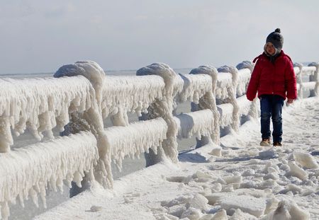 http://donbass.ua/multimedia/images/content/2012/02/07/Black_Sea_ice_6.jpg