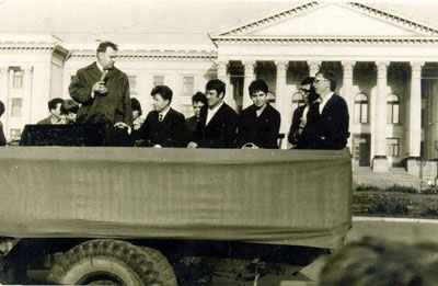 Весна 1971 года. Николай Рыбалко (стоит) и члены литобъединения на встрече с жителями Краматорска.
