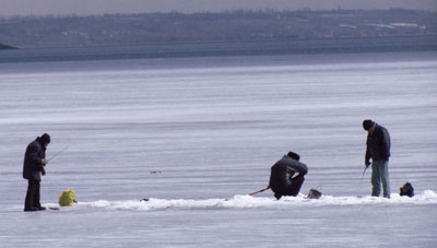Мариупольские рыбаки продолжают испытывать свою судьбу на коварном мартовском льду.