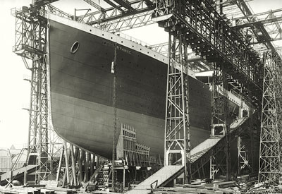 Титаник перед спуском на воду. Кстати, власти Белфаста к столетию драматического плавания открыли центр, посетители которого смогут перенестись на судостроительные верфи начала XX века, где был построен легендарный лайнер.