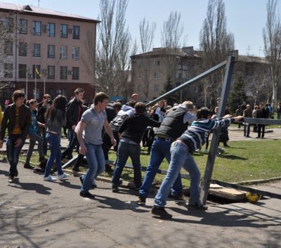 http://donbass.ua/multimedia/images/content/2012/04/14/protest/protest_hram_3.jpg