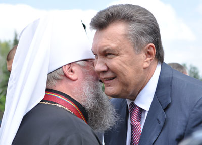 Митрополит Иларион первым поприветствовал Виктора Януковича на территории Центра славянской культуры.