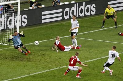  Евро-2012. Лукас Подольски открывает счет в матче Дания - Германия