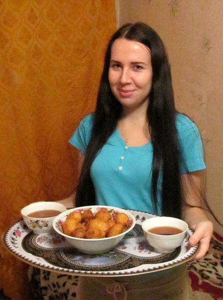 Карина угостила корреспондента «Донбасса» пышками-баурсаки и традиционным чаем.