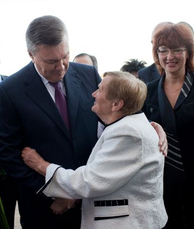 Самым трогательным моментом поездки  стала встреча Виктора Януковича  с его первой учительницей Анной Зогоновой.