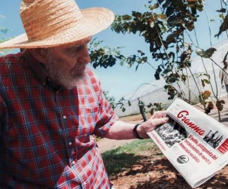 Фидель Кастро опроверг слухи о том, что он якобы перенес инсульт и лежит в коме. Для этого 86-летний экс-лидер Кубы, не появлявшийся на людях полгода, попозировал со свежей газетой в руках.