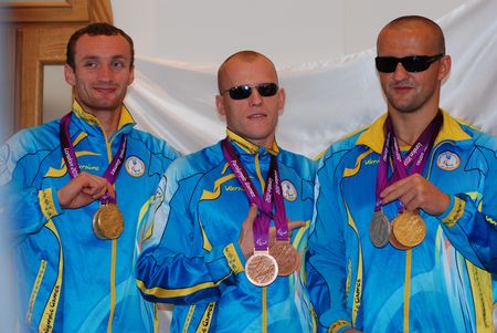 Пловцы Андрей Калина, Александр Мащенко и Виктор Смирнов пополнили медальную копилку семью наградами.