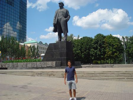 Мохамед Собхи из Египта приехал проверить, действительно ли Донецк является городом миллиона роз.  А ещё его впечатлил огромный памятник Ленину.