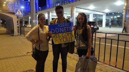 Канадец Триет Дунг с гостеприимными донецкими девушками стал фотографироваться прямо в аэропорту - чтобы сохранить все позитивные моменты.