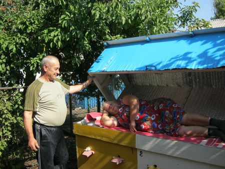 Семья Гоцалюк - Павел и Ольга - ждут не дождутся следующей весны, когда пчелиный моцион снова войдёт в расписание каждого дня.