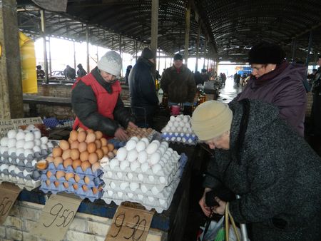Реализатор яиц на артёмовском рынке Елена  уже две недели не видела продукции птицефабрики «Интербизнес».