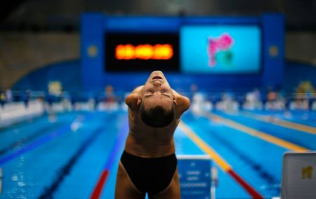 Ярослав Семененко готовится  к заплыву на 100 метров на спине  на Паралимпийских играх в Лондоне.