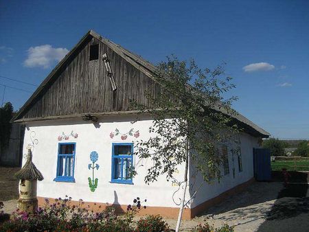 Жители села Александро-Калиново сами восстановили сохранившуюся хату-мазанку и устроили в ней музей.