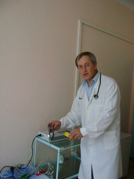 Многофункциональный аппарат ЭКГ, выданный центром районной первичной помощи, помогает Виталию Васильевичу отслеживать сердечные дела земляков.