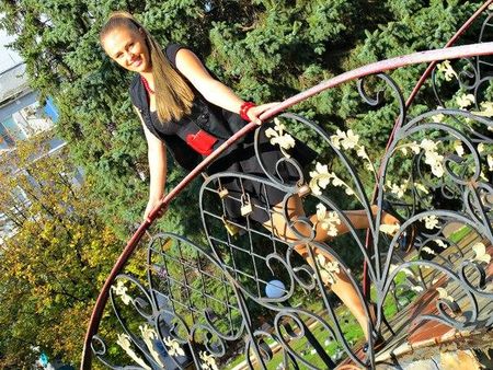 Карина Киселёва в самом красивом месте Артёмовска:  на мосту влюблённых. Пока одна - встреча  с Иваном ещё впереди.