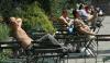 Люди сидят на полуденном солнце в Брайант-парке в Нью-Йорке. На Восточном побережье США установилась аномальная жара: в Филадельфии, Нью-Йорке и Вашингтоне температура поднялась до 37-38 градусов Цельсия.