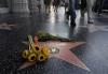 Поклонники приносят цветы к звезде Патрика Суэйзи на Аллее славы в Голливуде.