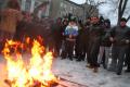 Противники Евромайдана в центре Донецка устроили поджог флагов