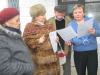 Ольга Опанасенко зачитала собравшимся протестующим решение о переносе утверждения повышенных коммунальных тарифов.    