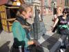 Экскурсовод Мария Ризановская показывает макет Собора святой Элизабет во Вроцлаве, оборудованный табличками для слепых. В Польше такие есть возле каждой достопримечательности.