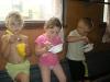 Анна Сомова из Мариуполя кормит внуков в поезде сухими завтраками  «просто добавь воды».
