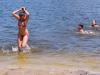 Ребята, купающиеся в Кальмиусе, не подозревают, что в воде может «прятаться» вирус.