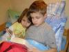 Перед сном Ваня читает сестричке Маше сказку, и детям очень удобно на подушках с полиэфирным наполнителем. И засыпают малыши на них крепко.