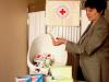 Председатель енакиевской городской организации Красного Креста Ольга Аверкина из солидного аптечного груза формирует индивидуальные аптечки для особо нуждающихся.