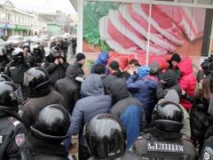 Антикультурная антиполитика: в Харькове штурмуют церковь и книжный магазин (ФОТО+ВИДЕО)